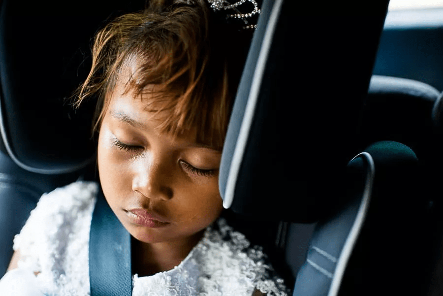 یک کودک که در ماشین خوابیده است